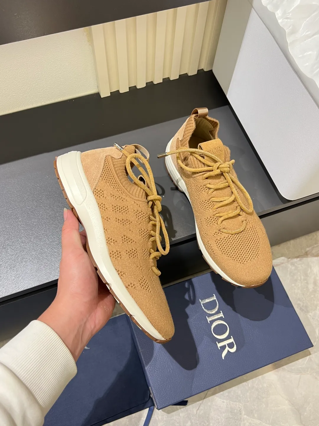 p380 Dior B80 sneakers are a new product of Dior men's series, focusing on comfort and fashion. The upper is made of breathable mesh + fabric splicing, which is lightweight and fits the shape of the foot, making it super comfortable for daily wear. The sole is made of rubber, which has great grip and wear resistance, and is suitable for commuting or light sports. The overall style is simple, the gray tone is versatile, and the shoelaces are adjustable for a more stable fit. Designed by Kim Jones, it is both practical and trendy. It is one of the new hot items in early spring①. size: 38-45 (45 customized)